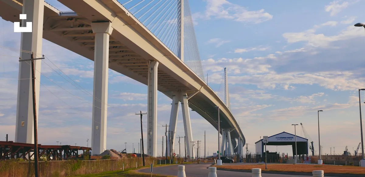 Ponte estaiada com pilares e cabos estruturais sob céu azul