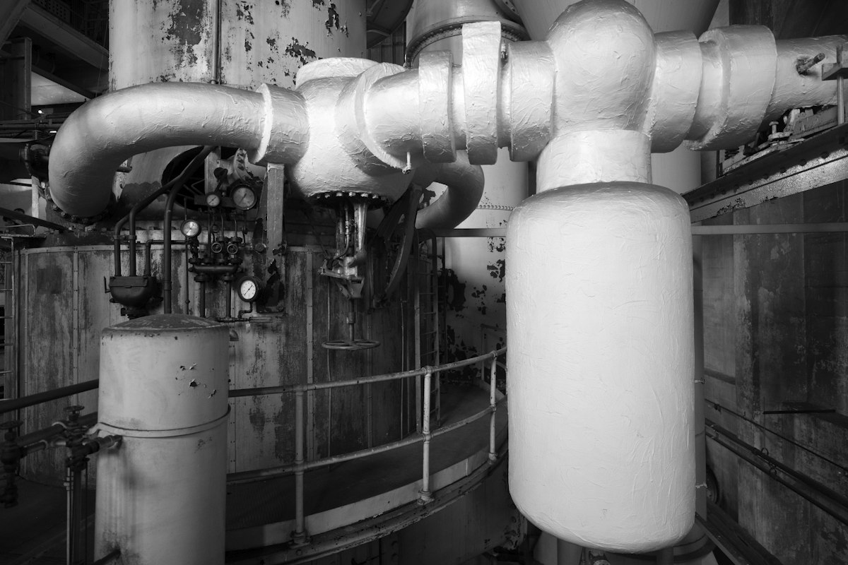 Tubulações e equipamentos em uma instalação industrial